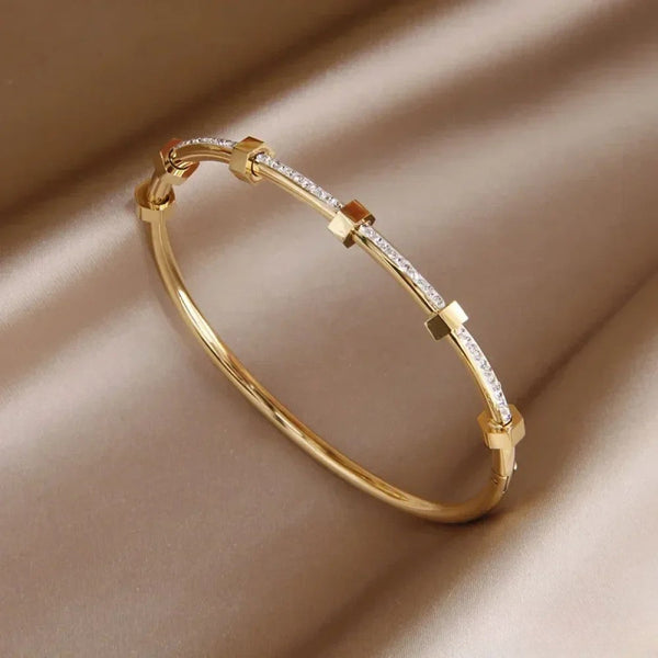 Elegant Golden Bracelet in Bright Design